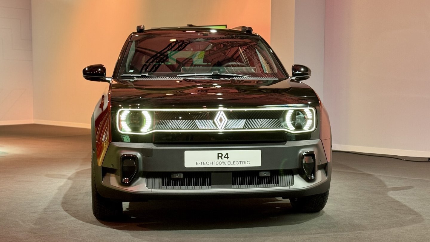 Der R4 ist das erste Renault-Modell mit illuminiertem Logo an der Front.