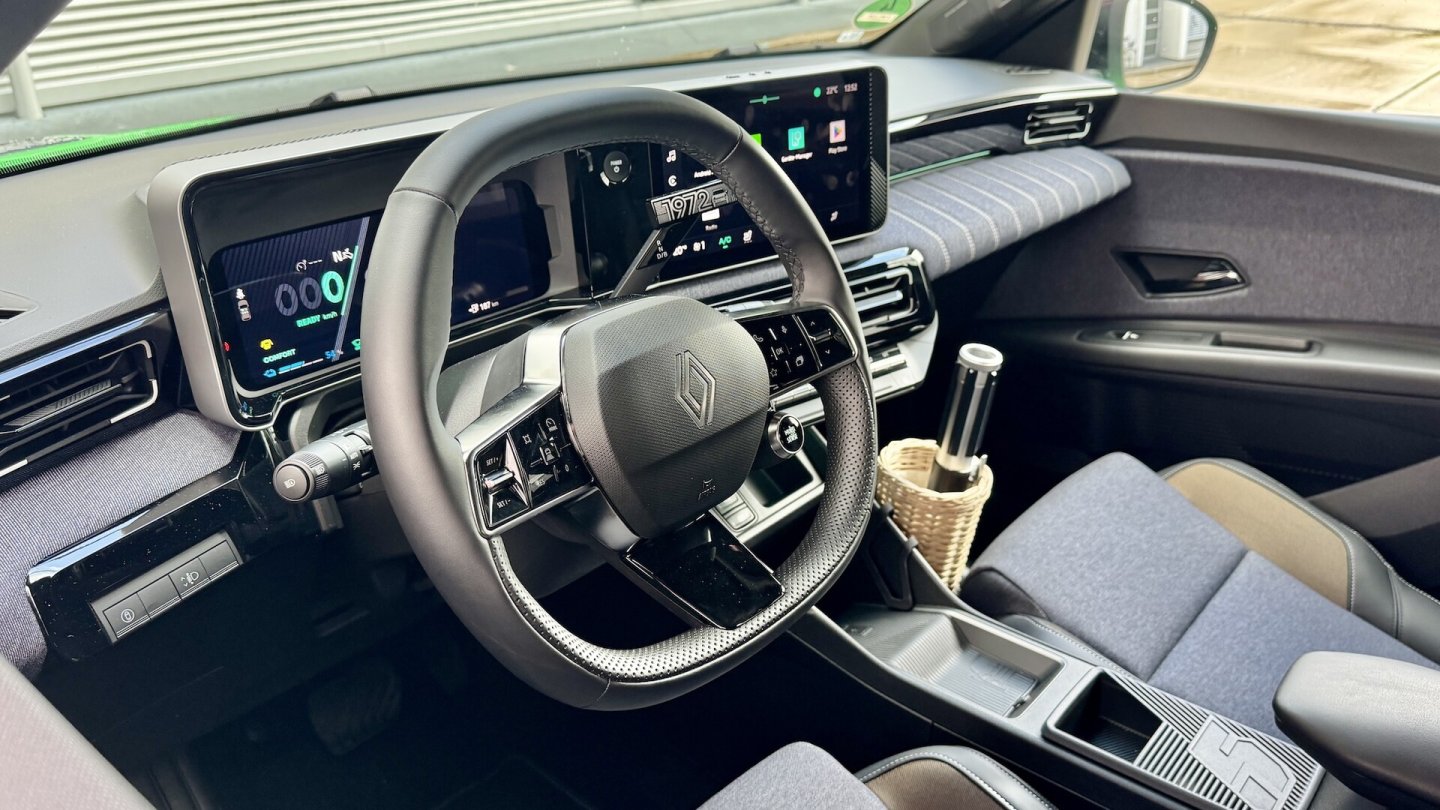 Zwei 10-Zoll-Displays sind im R5 Techno Serie, der Baguette-Halter kommt aus dem Zubehör.