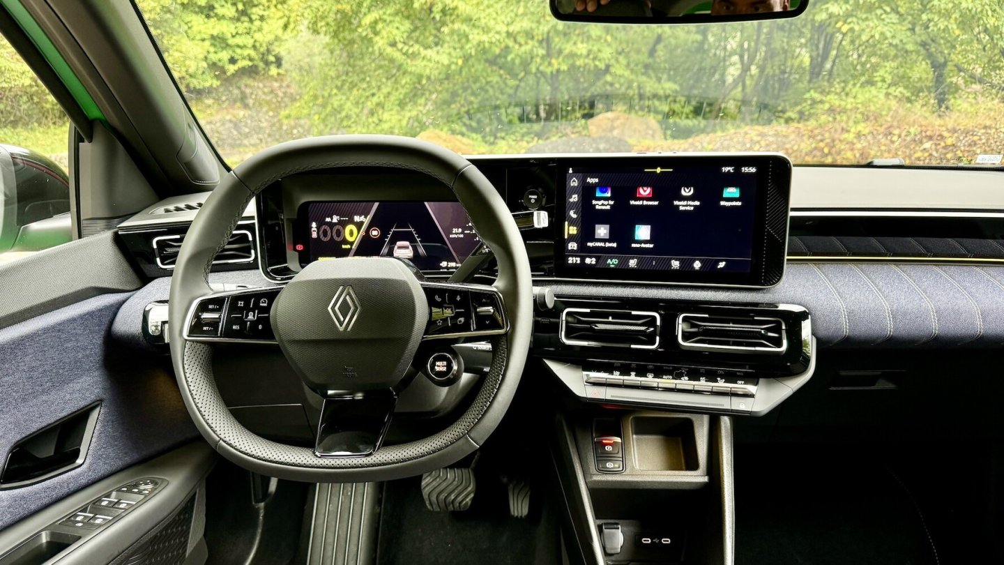 Das moderne Cockpit ist mit Google-Software praxisgerecht ausgestattet.