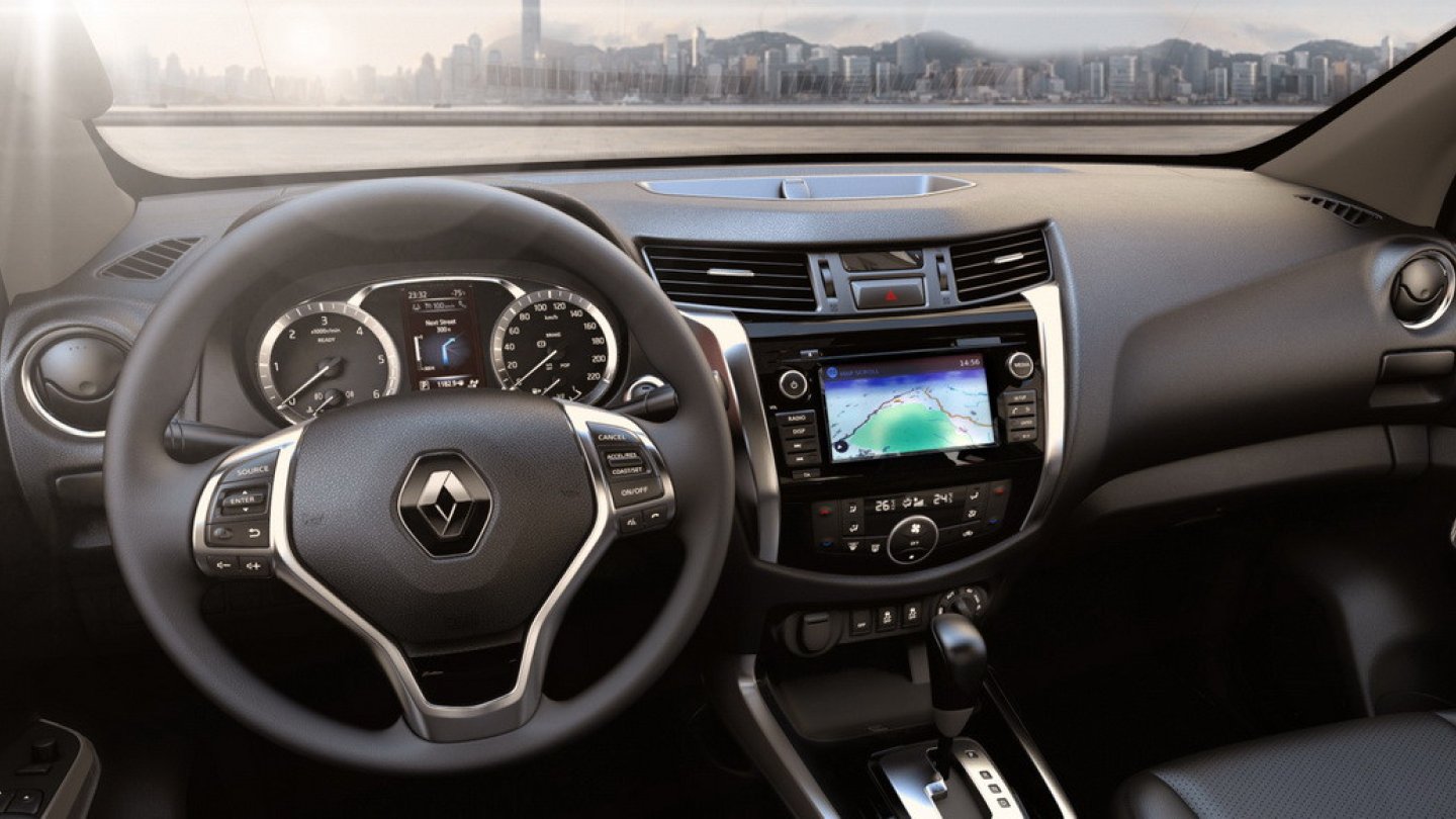 Nissan-Cockpit mit Renault-Emblem.