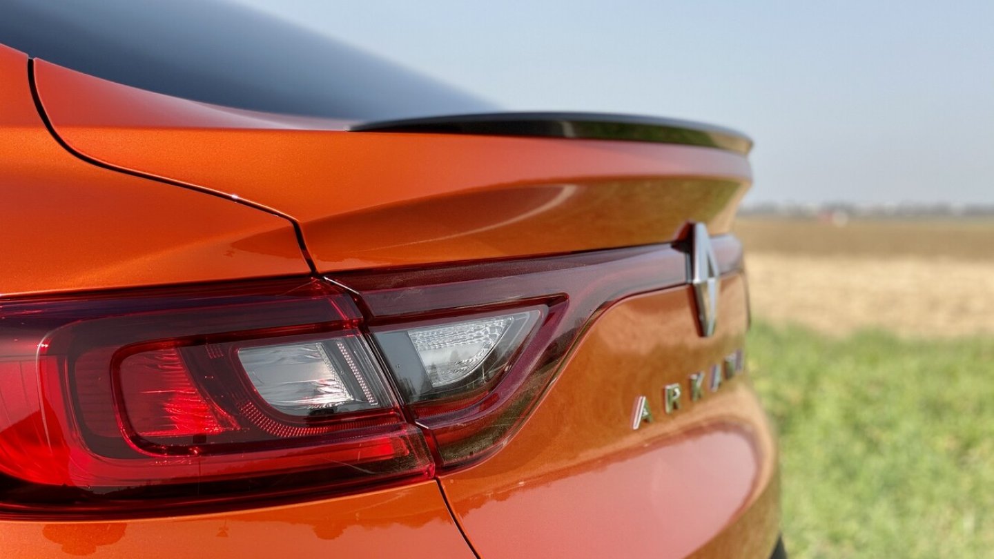 Die Spoilerlippe kommt mit schwarzem Dach im Designpaket.