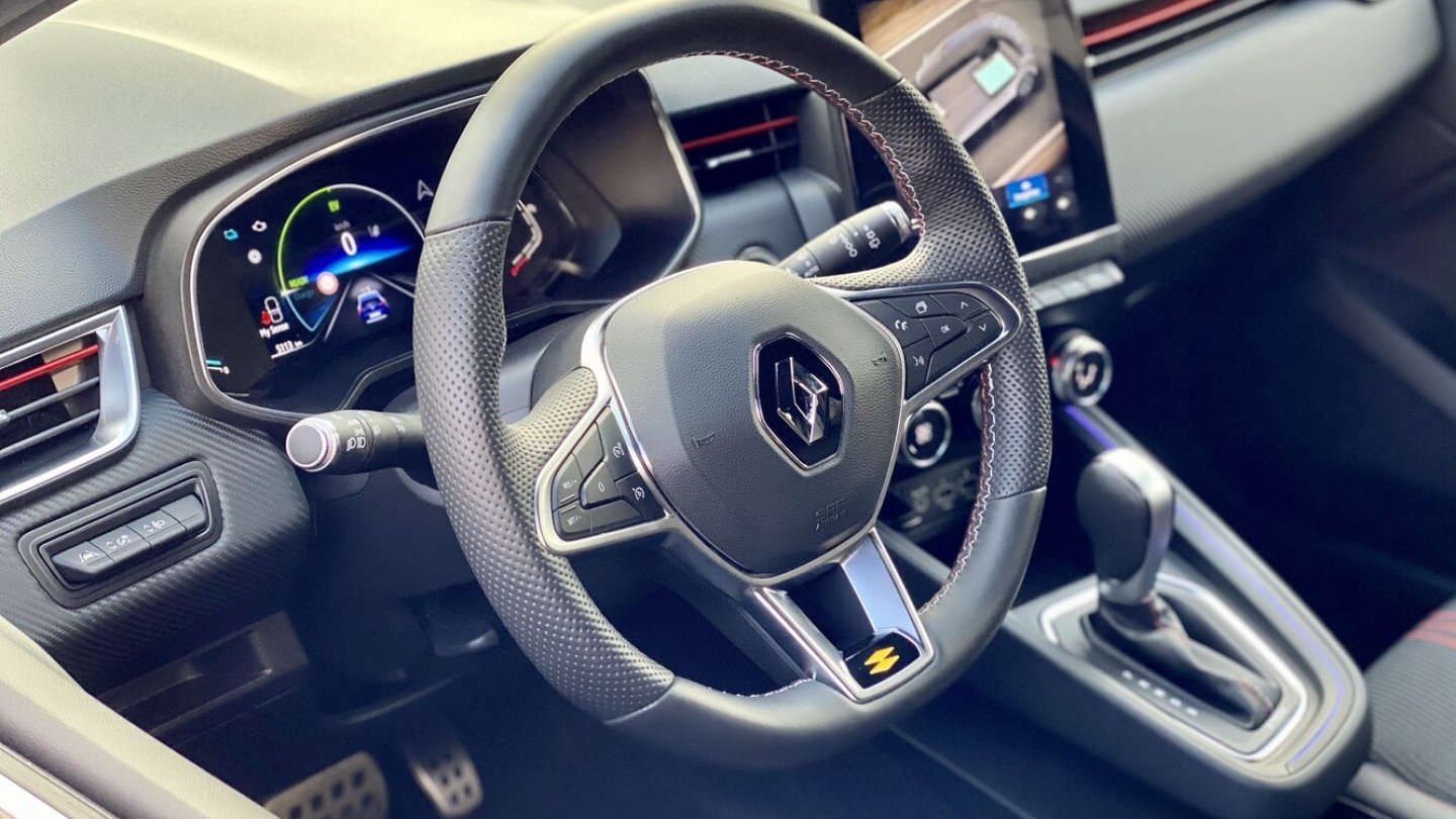 Das Dreispeichenlenkrad trägt eine Plakette mit R.S. Line-Logo.