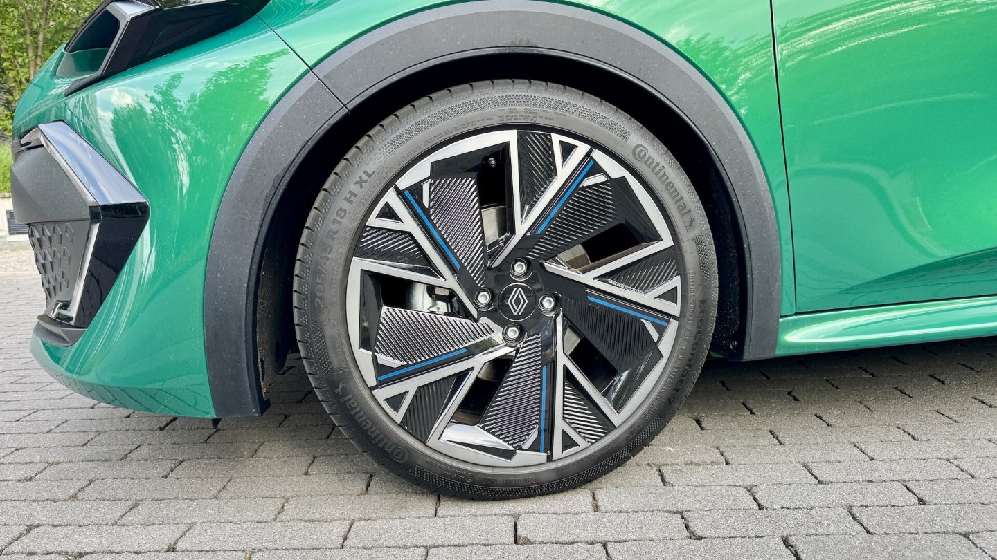 Der Clio steht auf 18-Zoll-Rädern. Den Luftdruck in den Reifen haben wir für den Test deutlich erhöht.