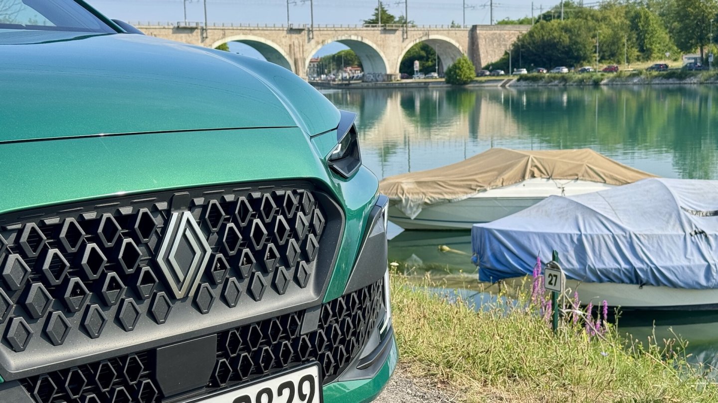 Der Hybridantrieb hinter dem Kühlergrill hat eine Systemleistung von 116 kW / 158 PS.