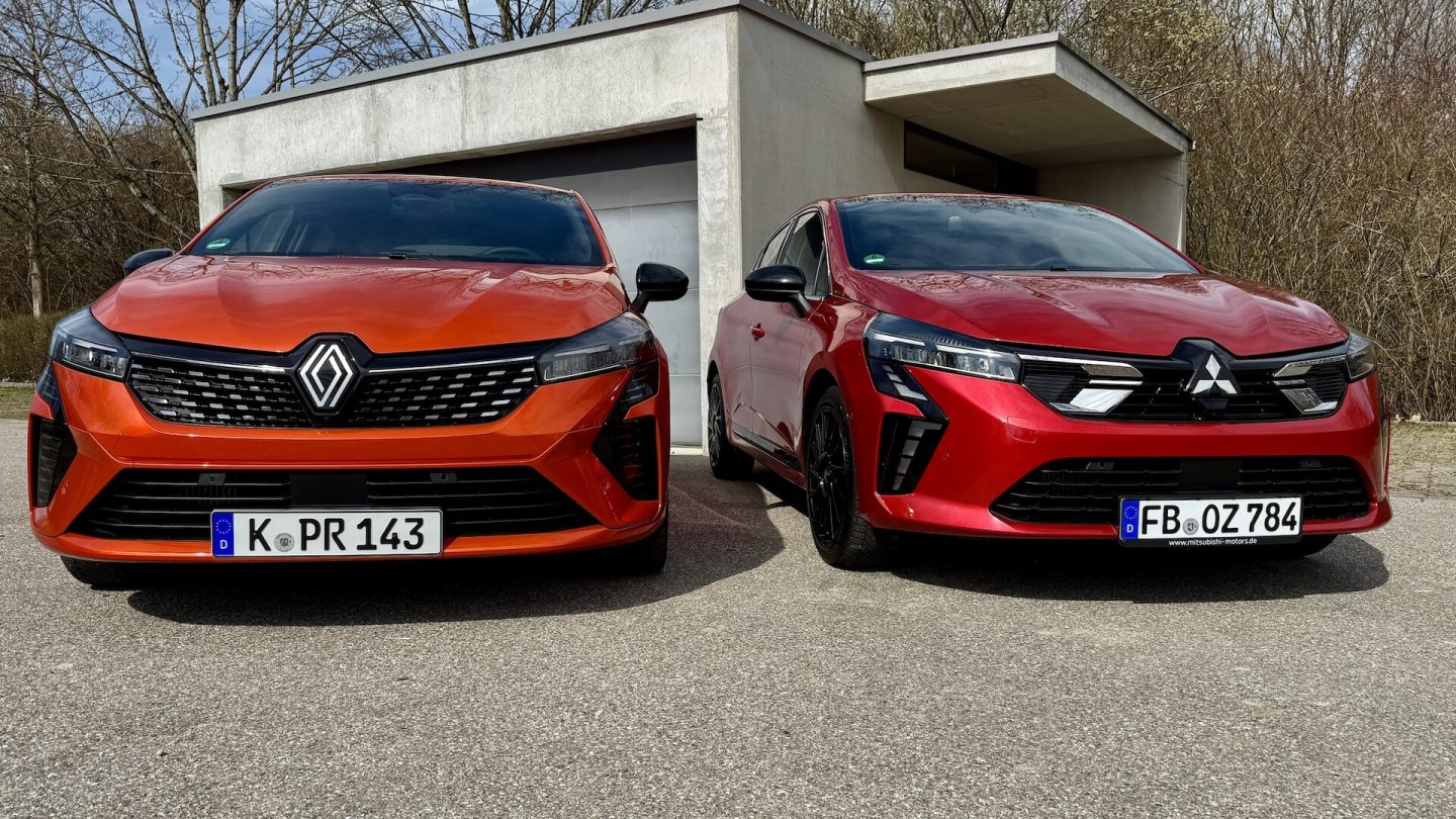 Anderer Grill, größere Durchlässe bei der Abdeckung des Tagfahrlichts: Der Colt rechts neben dem Clio.