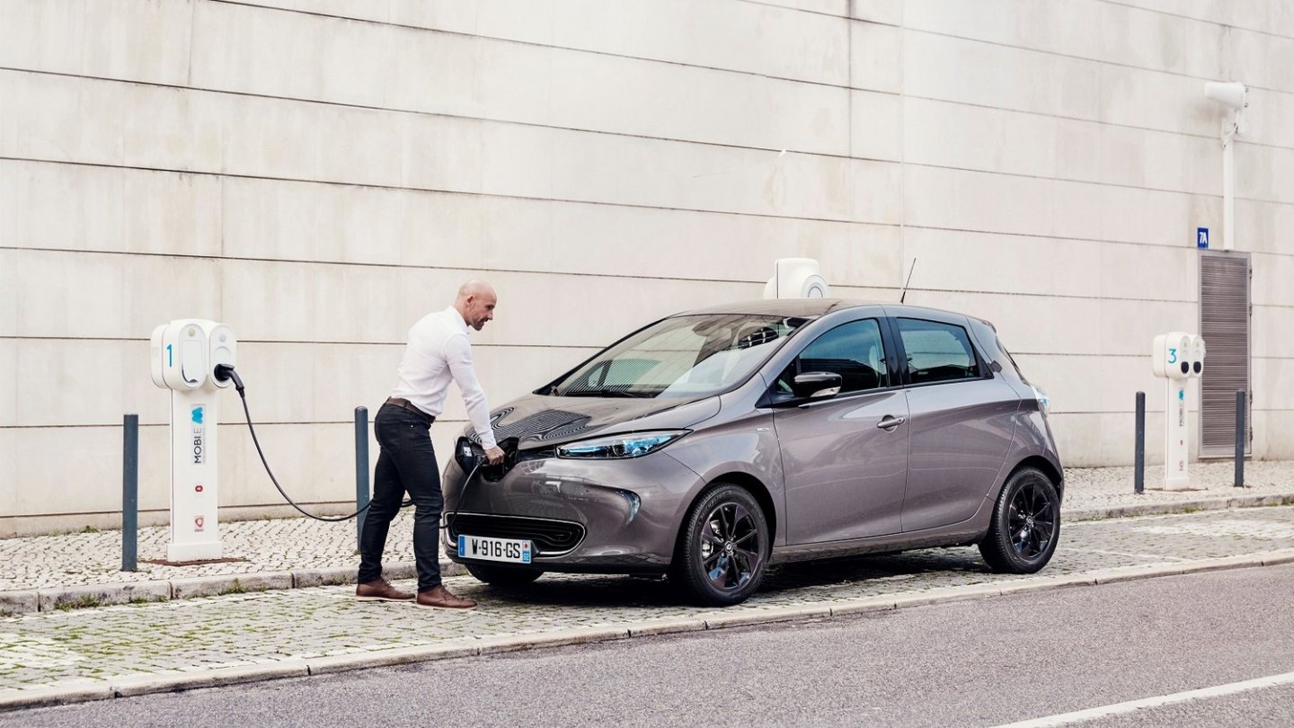 Renault Zoe am Ladekabel. Optional passen 41 kWh in die Batterie.