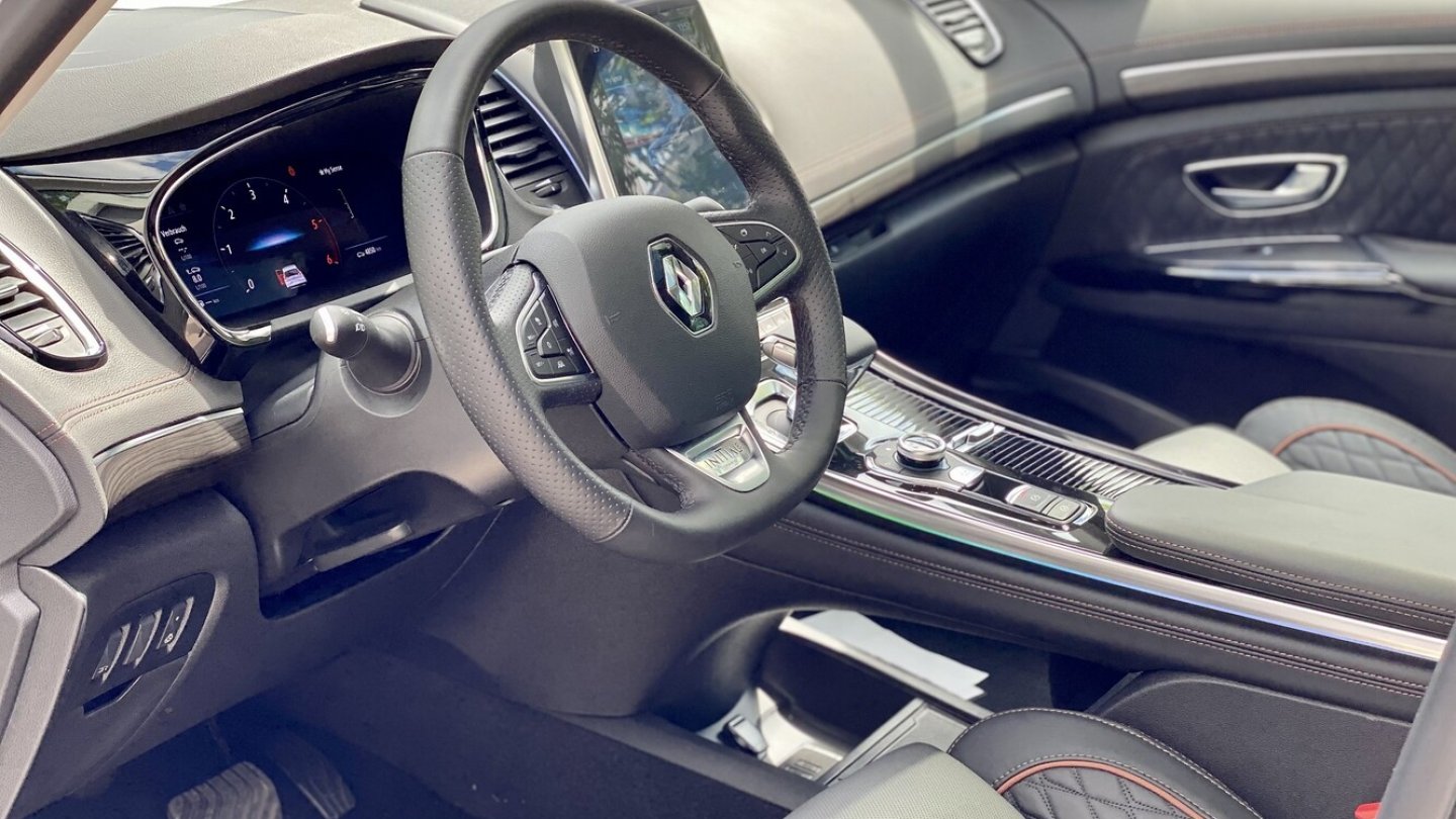 Der vordere Fußraum ist für große Fahrer etwas zu kurz.