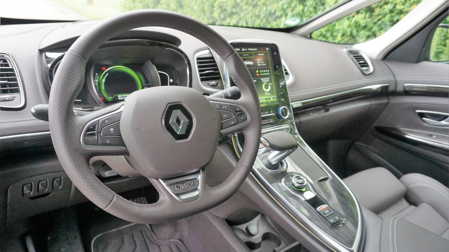 Elegantes Cockpit. Sehr modern und digital mit schönen Farbkombinationen. Nur der Kunststoff ist leider recht fad.