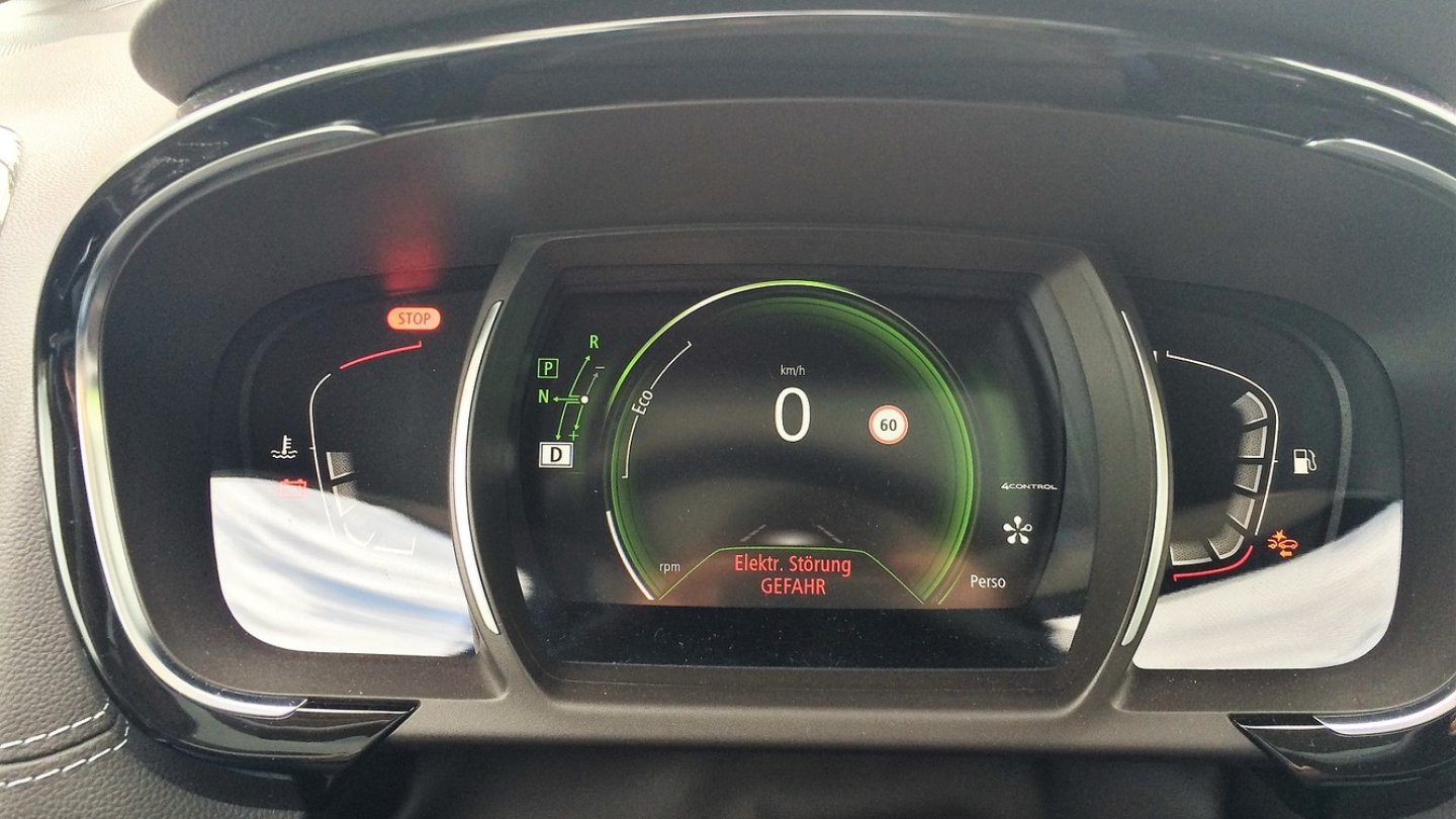 Der Testwagen machte mit allerlei Fehlermeldungen auf sich aufmerksam.