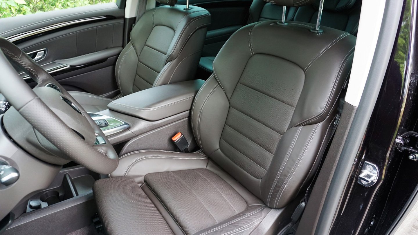 Willkommen zu Hause. Sehr bequeme Vordersitze mit ausziehbarer Oberschenkelauflage und Massagefunktion.