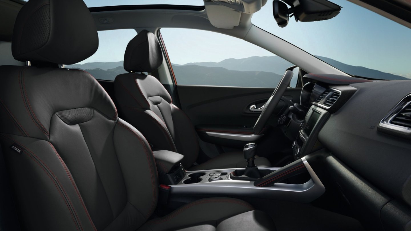 Das Sondermodell kommt serienmäßig mit Ledersitzen, an denen die rote Kontrastnaht auffällt.