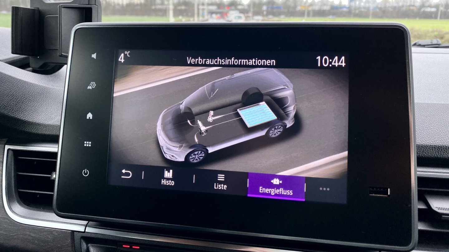Das Infotainmentdisplay zeigt auch den aktuellen Energiefluss an.