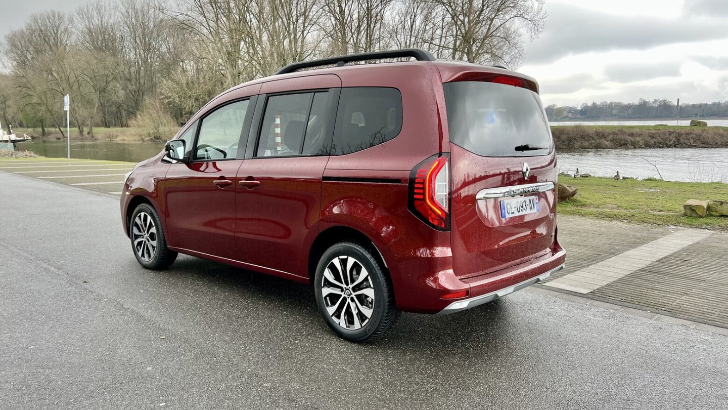 Der Testwagen kleidet sich mit der höheren Ausstattungslinie Techno, die Basis heißt Equilibre.