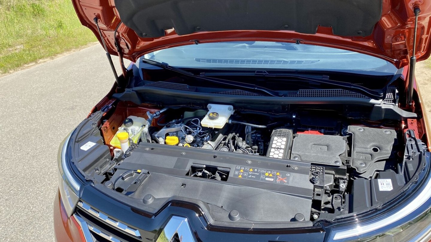 Geht man es flotter an, wird der Benziner im Kastenwagen durstig.