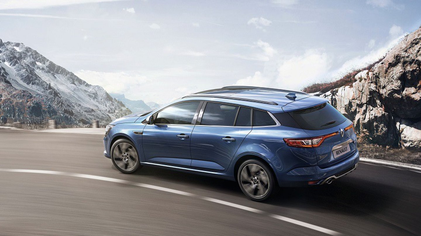 Auch der Grandtour trägt das breite Leuchtenband am Heck.