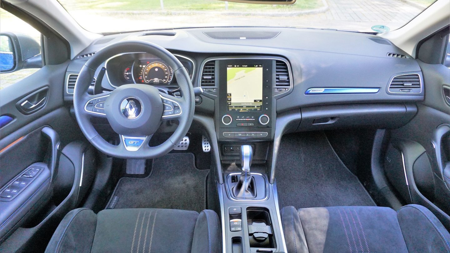 Das R-Link-System mit großen Hochkant-Monitor sorgt leider für Verzweiflung.