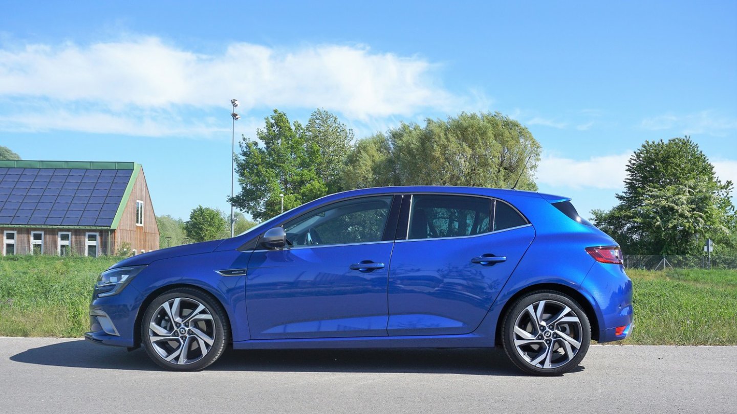 Die 18-Zoll-Felgen heißen Magny Cours, die Farbe Iron Blau. Schick.