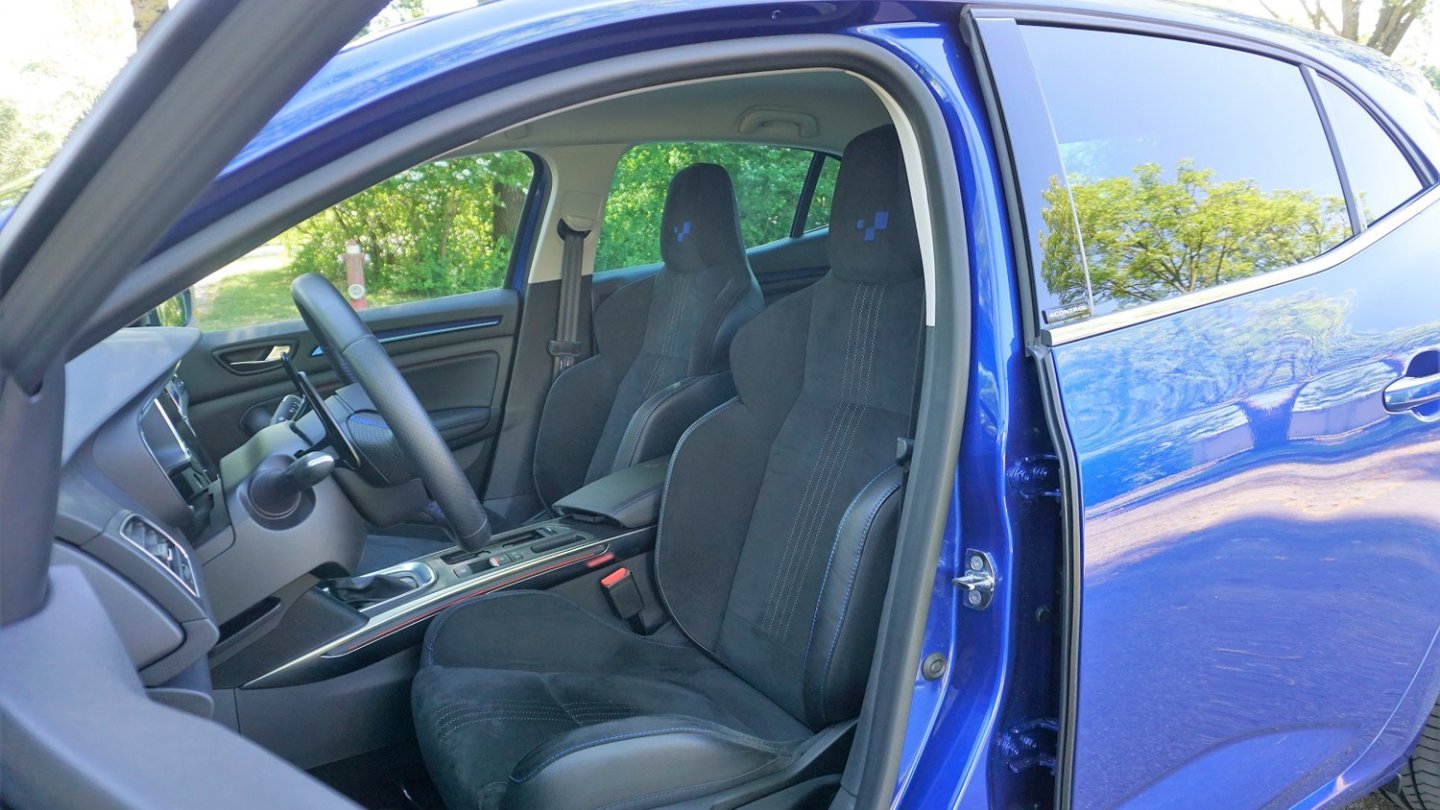 Die Sportsitze sind zu hoch montiert.