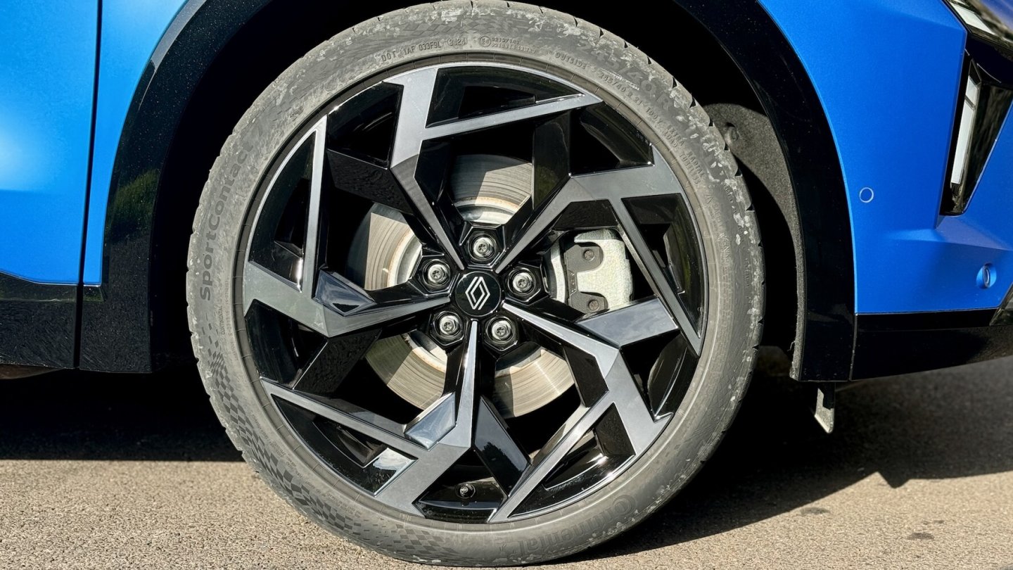 Mit den 21 Zoll großen Felgen rollt der Rafale als Atelier Alpine straff ab.