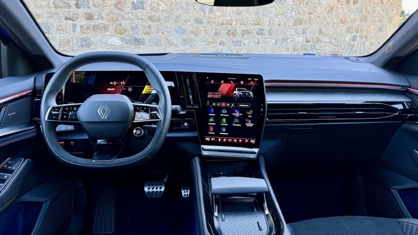 Eine umfangreiche Connectivity ist Serie, das Head-up-Display kostet Aufpreis.