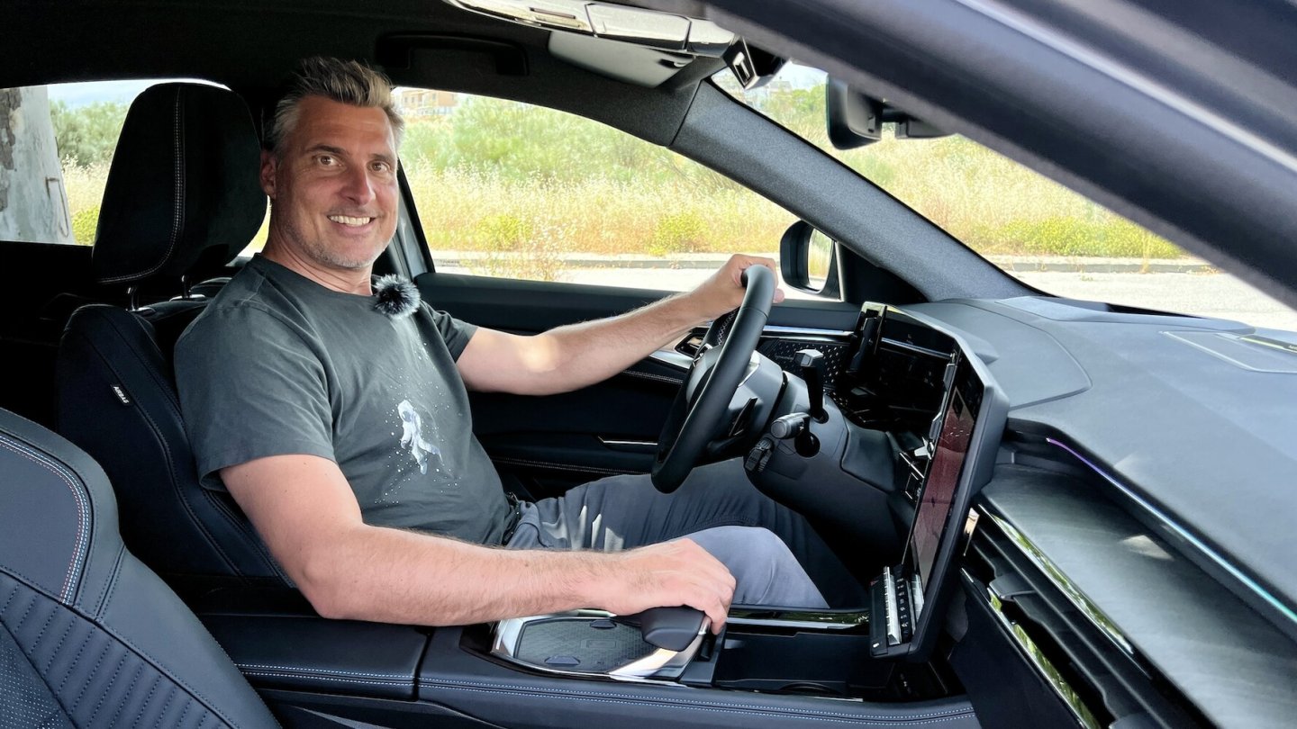 Die Energie-Rekuperation lässt sich über Wippen am Lenkrad einstellen.