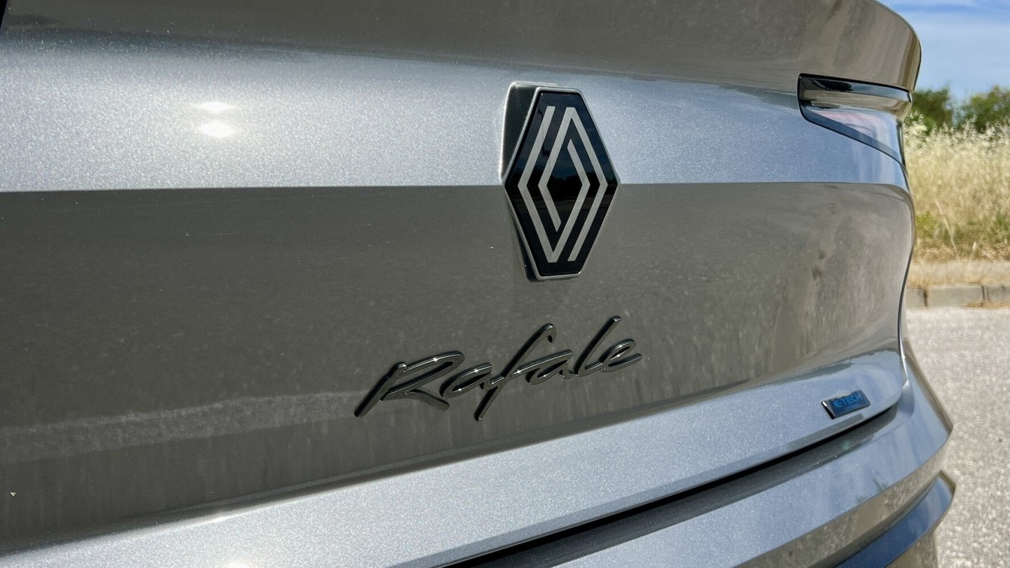 Der Modellschriftzug steht in Schreibschrift am Heck.