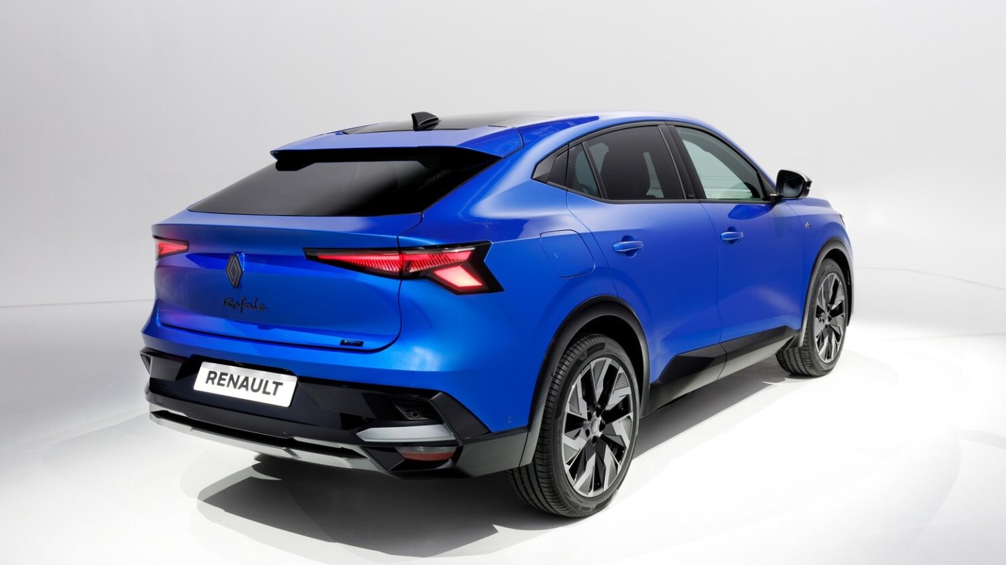 Vor allem am Heck erinnert der Renault Rafale an den Peugeot 408.