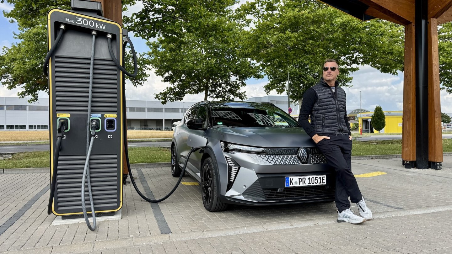 Am Schnelllader werden die versprochenen 150 kW fast erreicht, wenn auch nur kurz.