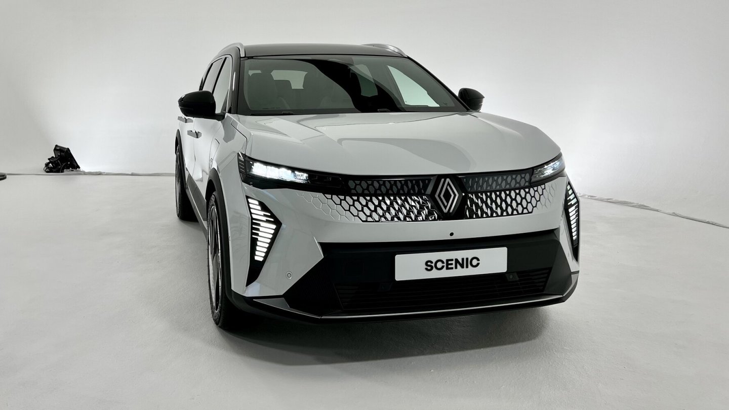 Dunkle Elemente an der Front erinnern an einen klassischen Kühlergrill.