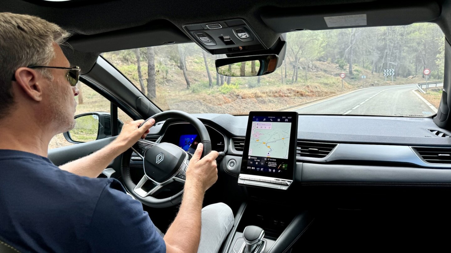 Das große Hochkant-Display schränkt in Kurven die Sicht leicht ein.