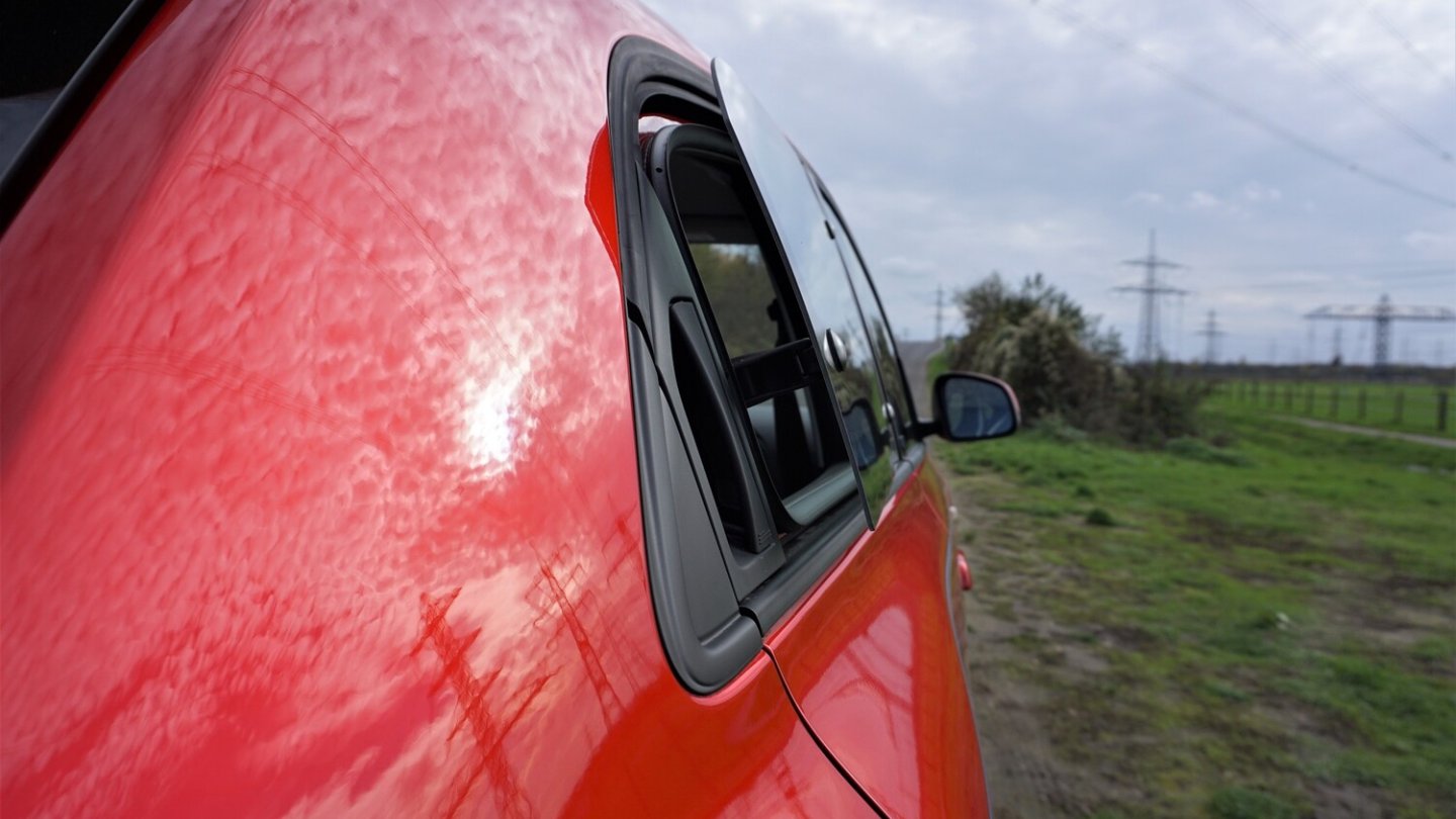 Ausstellfenster im Fond als Zeichen knapper Entwicklungs- und Produktionsbudgets.