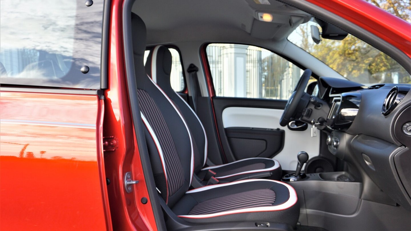 Der Akku von LG Chem liegt unter den Vordersitzen.