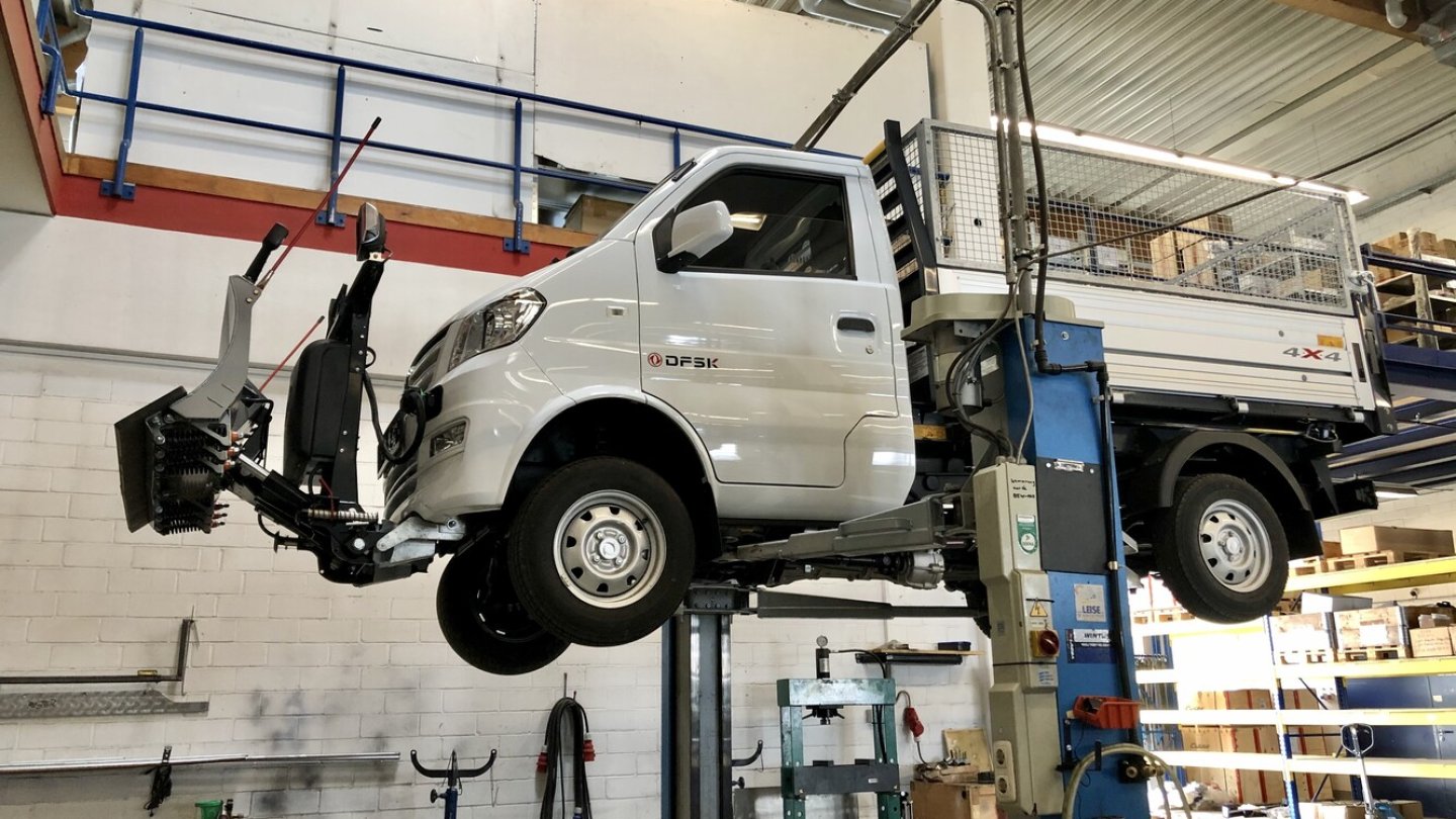 Indimo baut den DFSK Mini Truck je nach Kundenwunsch um, hier als Schneepflug.