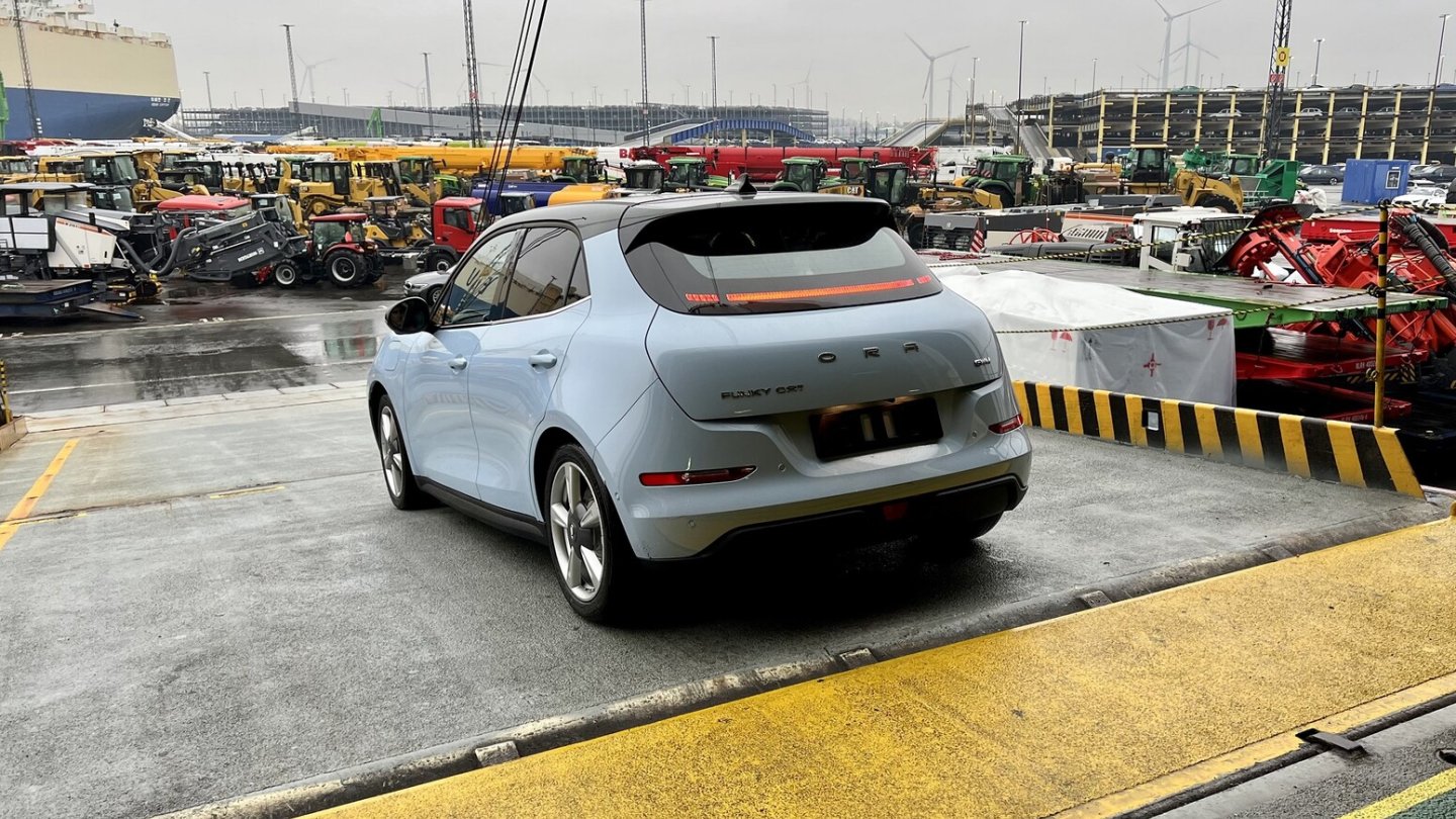 Nach fünf Wochen Seeweg nimmt der Ora Funky Cat gleich deutschen Boden unter die Räder.