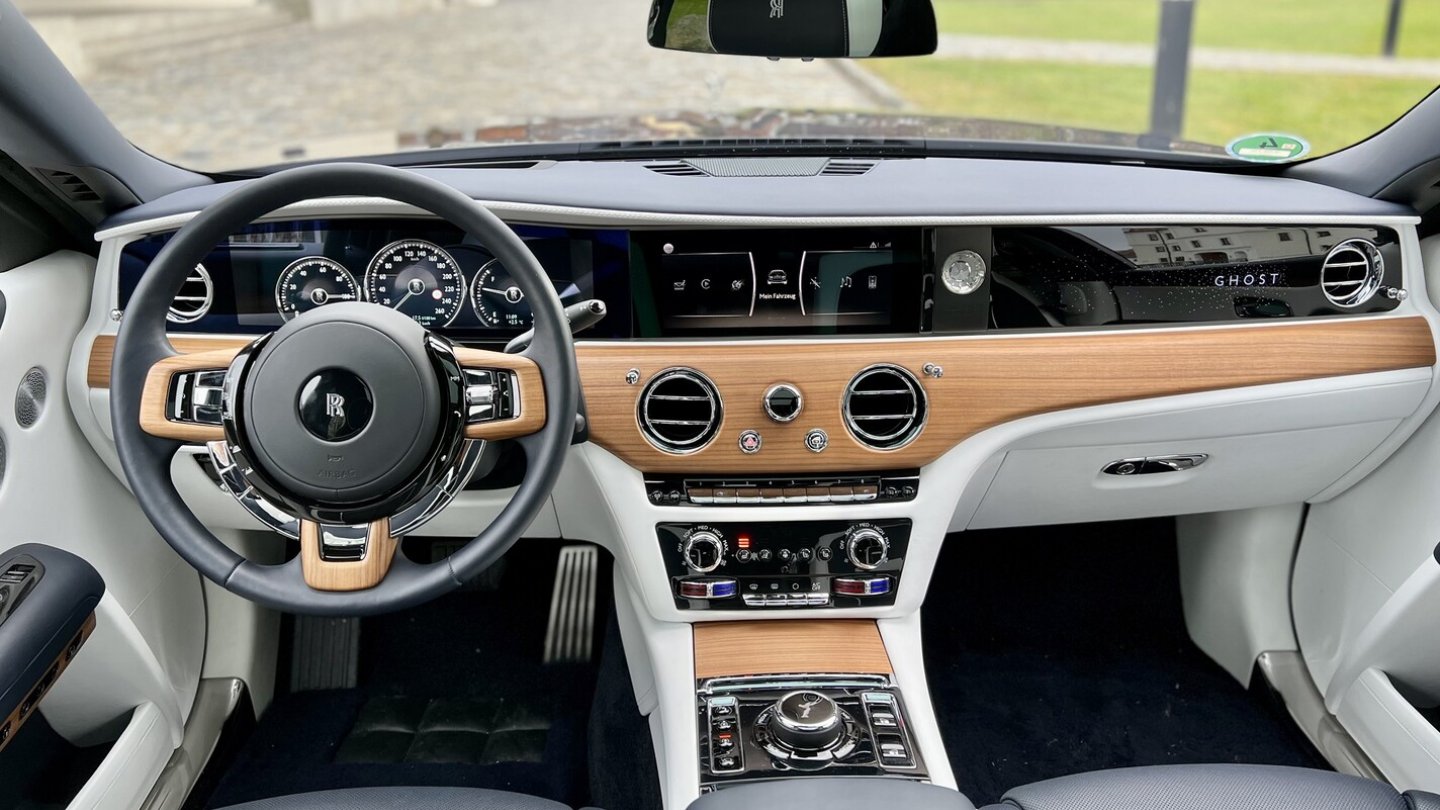 Die Bedienelemente der Konzernmutter sind harmonisch ins Cockpit integriert.