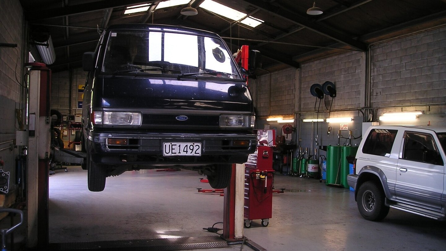 Die Werkstatt baut auch den online gekauften Filter ein.