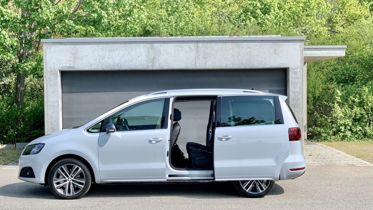 Zwei Schiebetüren steigern die Praktikabilität des Seat Alhambra.