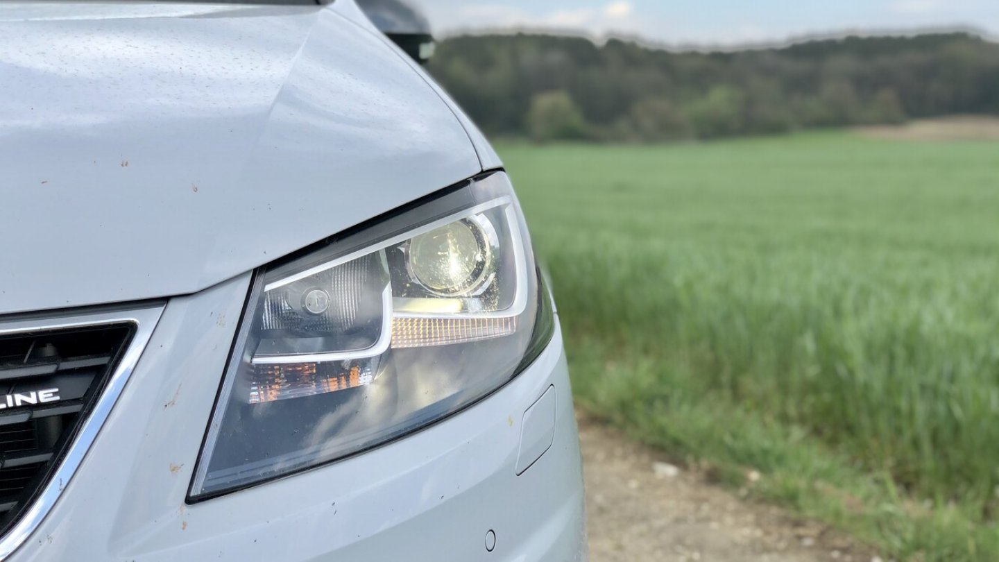 Als Xcellence und FR-Line hat der Alhambra Bi-Xenon-Licht serienmäßig.