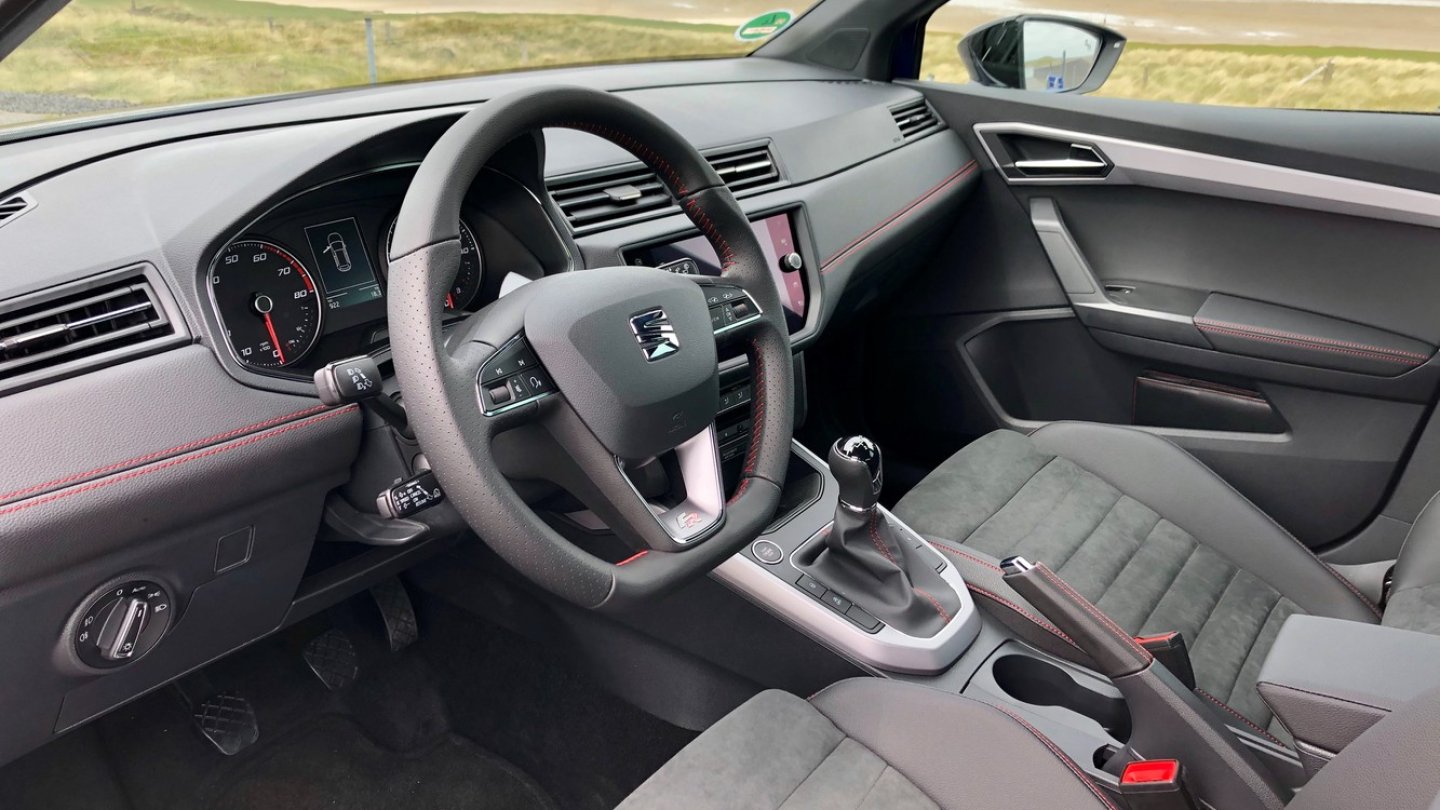 Rote Ziernähte innen kennzeichnen die FR-Version.