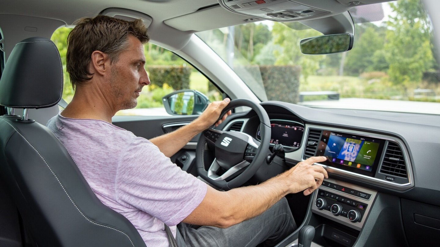 Bekannte Konzernware im Cockpit des Ateca.
