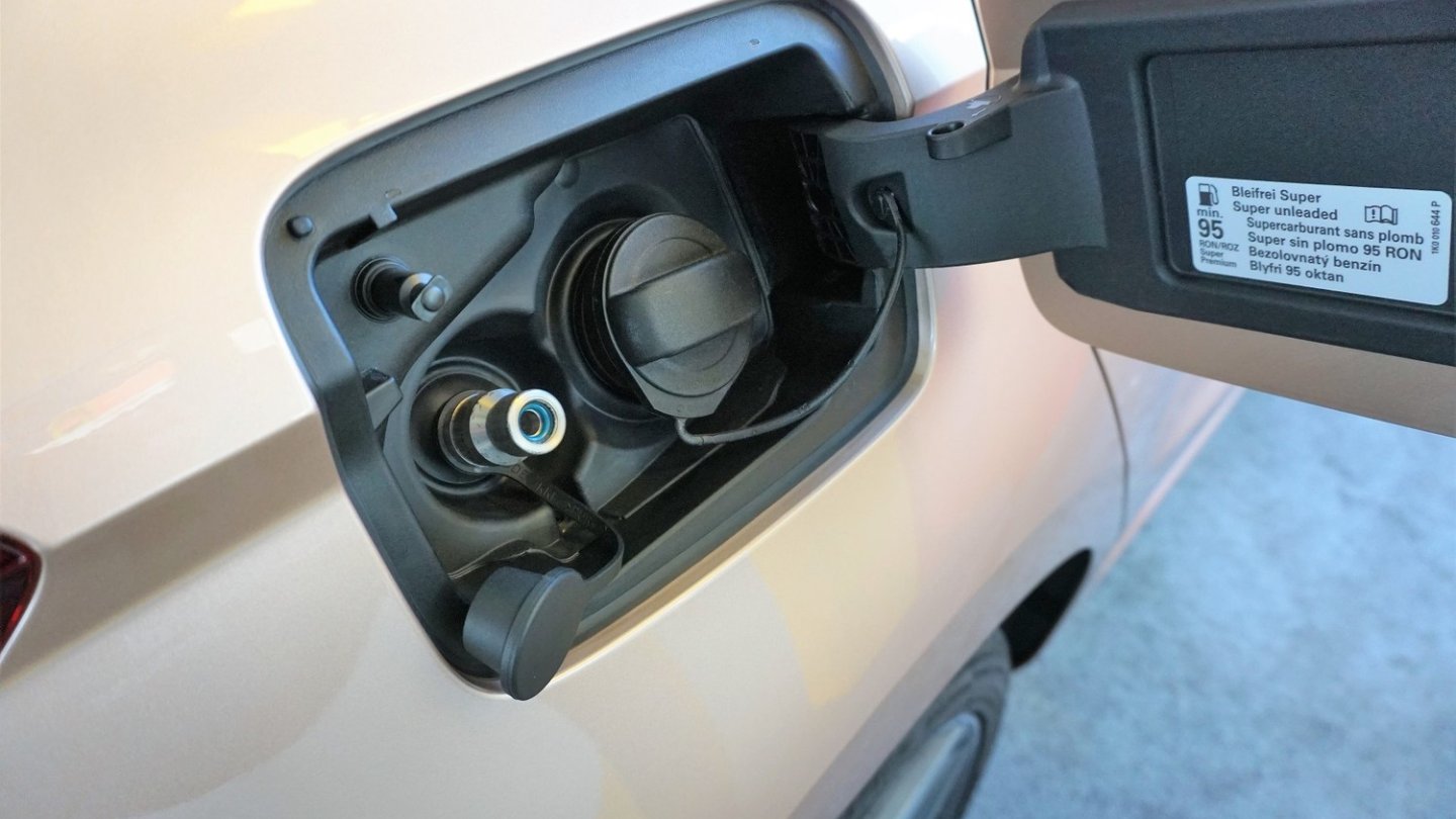 Der Einfüllstutzen für das Erdgas befindet sich unter der Klappe für den Benzintank.