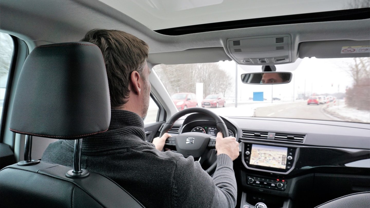 Der weite Einstellbereich des Sitzes und das verstellbare Lenkrad sorgen für eine sehr gute Fahrerposition.