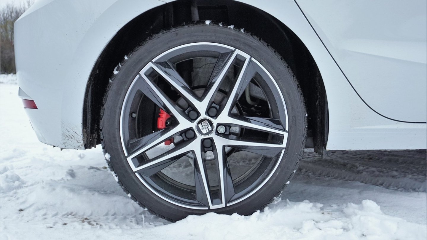 FR-Sportfahrwerk und 18-Zöller: eine harte Kombination.