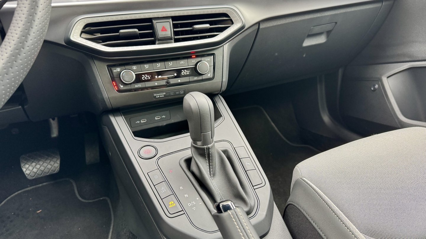 Das 7-Gang-DSG ist beim 150 PS starken Benziner serienmäßig, der Basismotor hat 80 PS und ein manuelles Getriebe.