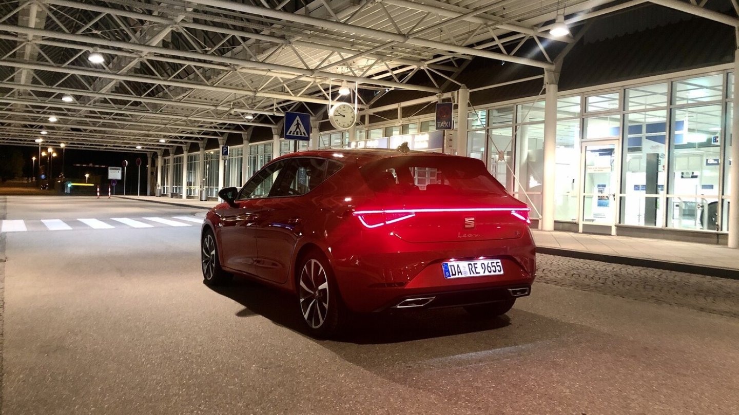 Das durchgehende Lichtband am Heck sieht schick aus.