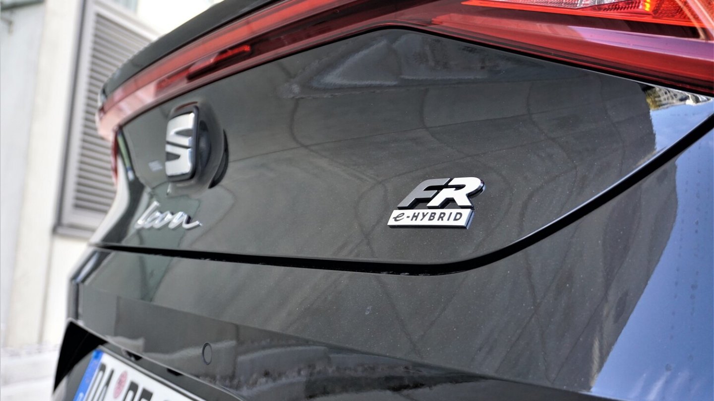 Ein kleiner Schriftzug am Heck weißt auf den elektrifizierten Antrieb hin.