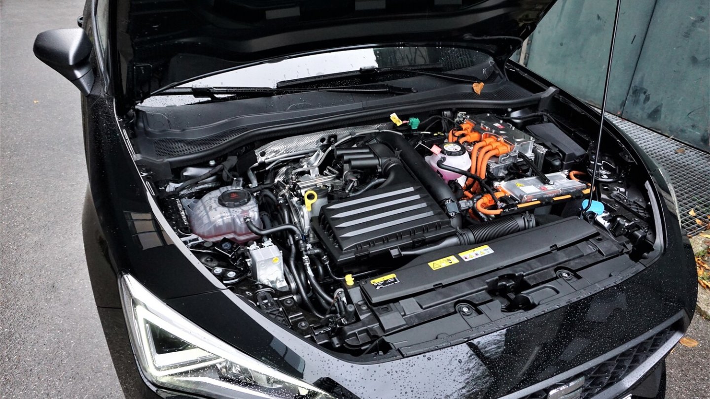 Der Plug-in Hybrid mit 204 PS Systemleistung treibt die Vorderräder an.