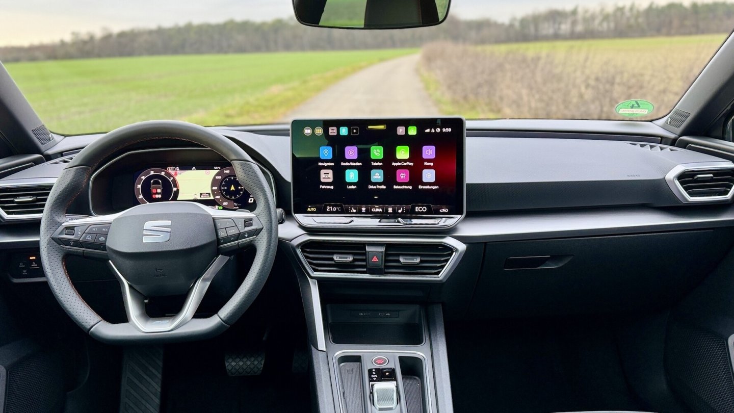 Die Größe des zentralen Displays steigt auf bis zu 12,9 Zoll, die Software ist neu.