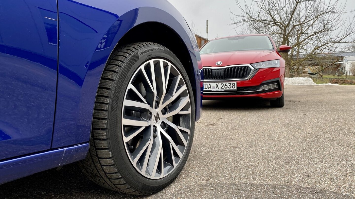 Der Seat-Testwagen steht auf 18-Zöllern, der Skoda auf 17-Zoll-Felgen in den Reifen.