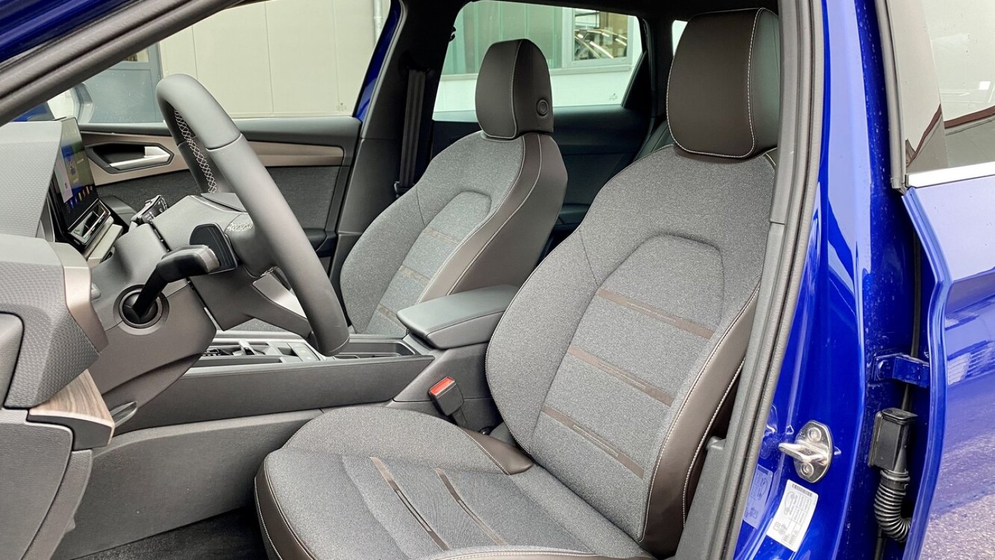 Der Seat Leon Xcellence hat Stoffsitze mit Ledereinlagen.
